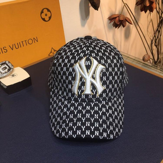 Les casquettes New Era unisexe sont une référence.

 incontournable pour ceux qui recherchent un accessoire à la fois tendance et fonctionnel.

En plus, leur design emblématique, associé à des matériaux de qualité.