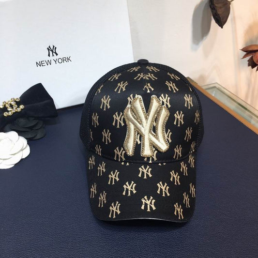 Les casquettes New Era unisexe sont une référence.

 incontournable pour ceux qui recherchent un accessoire à la fois tendance et fonctionnel.

En plus, leur design emblématique, associé à des matériaux de qualité.