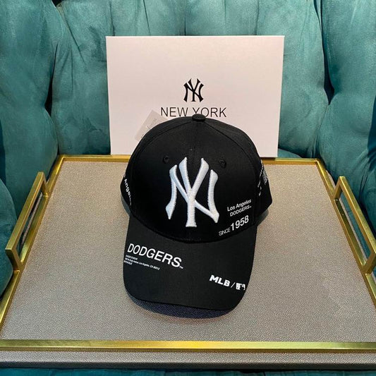 Les casquettes New Era unisexe sont une référence.

 incontournable pour ceux qui recherchent un accessoire à la fois tendance et fonctionnel.

En plus, leur design emblématique, associé à des matériaux de qualité.