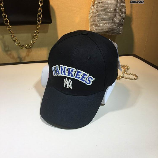 Les casquettes New Era unisexe sont une référence.

 incontournable pour ceux qui recherchent un accessoire à la fois tendance et fonctionnel.

En plus, leur design emblématique, associé à des matériaux de qualité.
