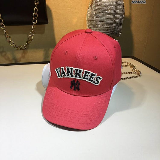 Les casquettes New Era unisexe sont une référence.

 incontournable pour ceux qui recherchent un accessoire à la fois tendance et fonctionnel.

En plus, leur design emblématique, associé à des matériaux de qualité.