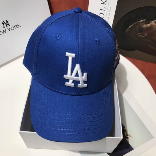 Les casquettes New Era unisexe sont une référence.

 incontournable pour ceux qui recherchent un accessoire à la fois tendance et fonctionnel.

En plus, leur design emblématique, associé à des matériaux de qualité.