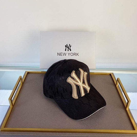 Les casquettes New Era unisexe sont une référence.

 incontournable pour ceux qui recherchent un accessoire à la fois tendance et fonctionnel.

En plus, leur design emblématique, associé à des matériaux de qualité.
