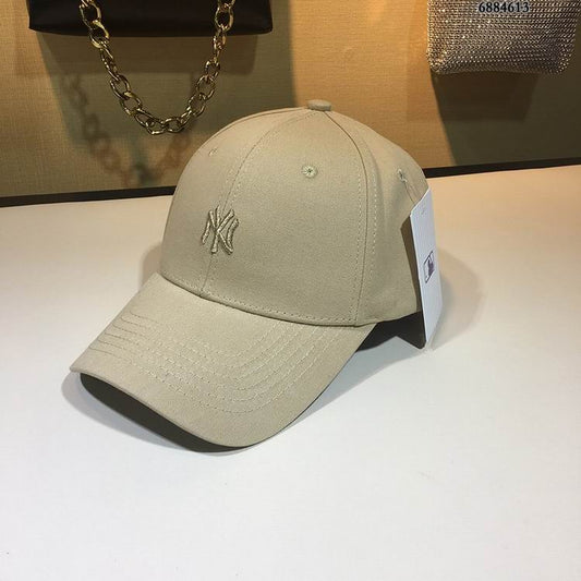 Les casquettes New Era unisexe sont une référence.

 incontournable pour ceux qui recherchent un accessoire à la fois tendance et fonctionnel.

En plus, leur design emblématique, associé à des matériaux de qualité.