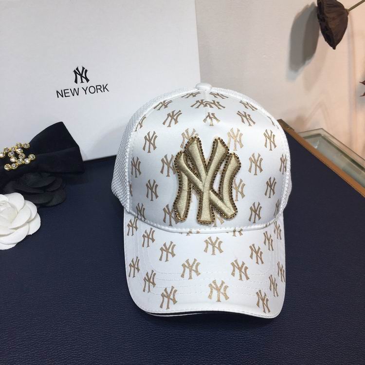 Les casquettes New Era unisexe sont une référence.

 incontournable pour ceux qui recherchent un accessoire à la fois tendance et fonctionnel.