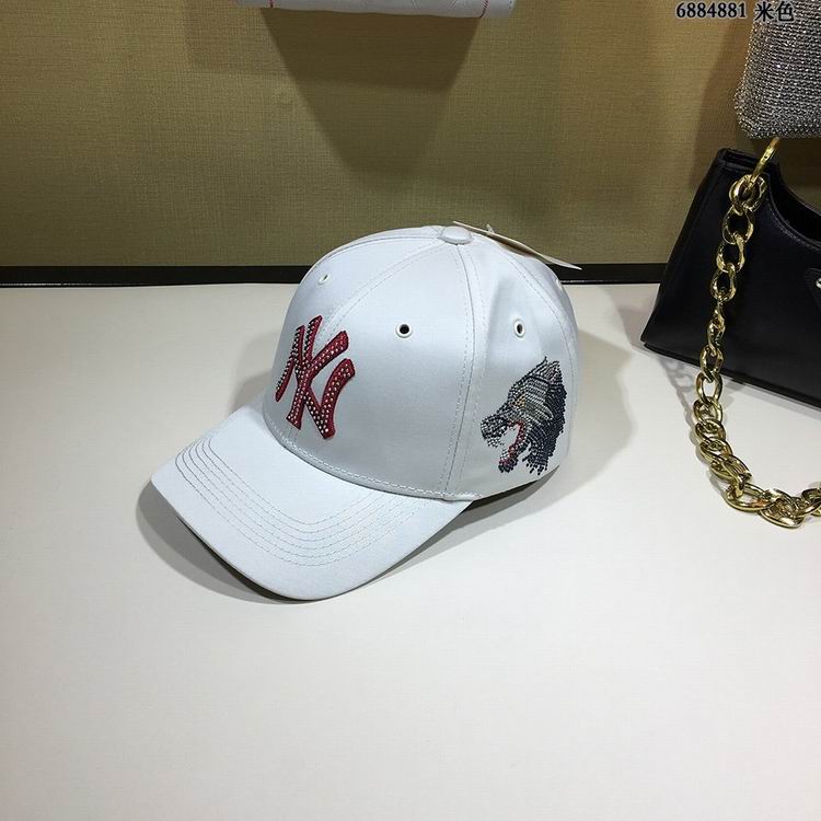 Les casquettes New Era unisexe sont une référence.

 incontournable pour ceux qui recherchent un accessoire à la fois tendance et fonctionnel.