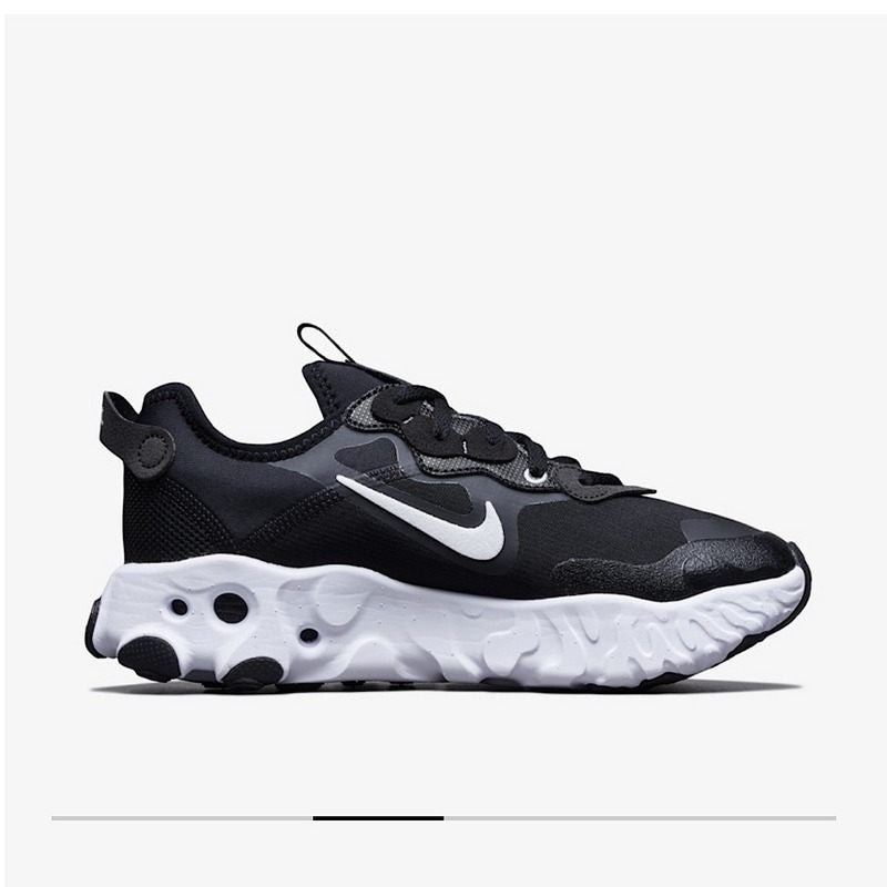 Résultant de l'innovation continue de Nike, les baskets Nike React Art3mis Femme illustrent l'engagement de la marque à allier design et technologie.
