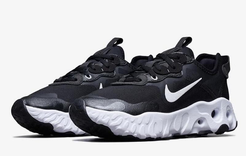 Résultant de l'innovation continue de Nike, les baskets Nike React Art3mis Femme illustrent l'engagement de la marque à allier design et technologie.