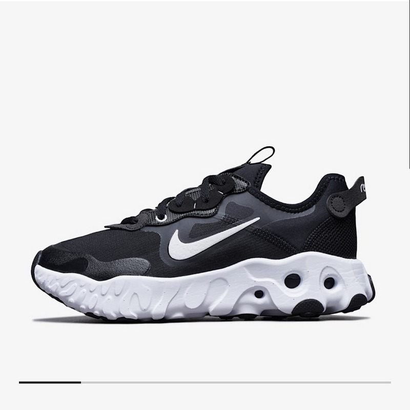 Résultant de l'innovation continue de Nike, les baskets Nike React Art3mis Femme illustrent l'engagement de la marque à allier design et technologie.
