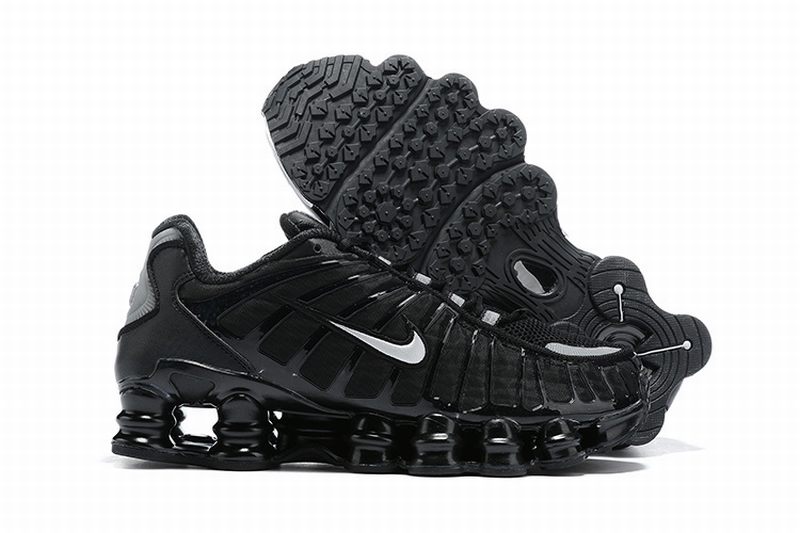 Le modèle baskets  Nike Shox TL Femme illustre l’engagement de Nike pour l'innovation et le design avant-gardiste.