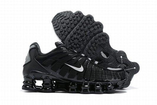 Le modèle baskets  Nike Shox TL Femme illustre l’engagement de Nike pour l'innovation et le design avant-gardiste.