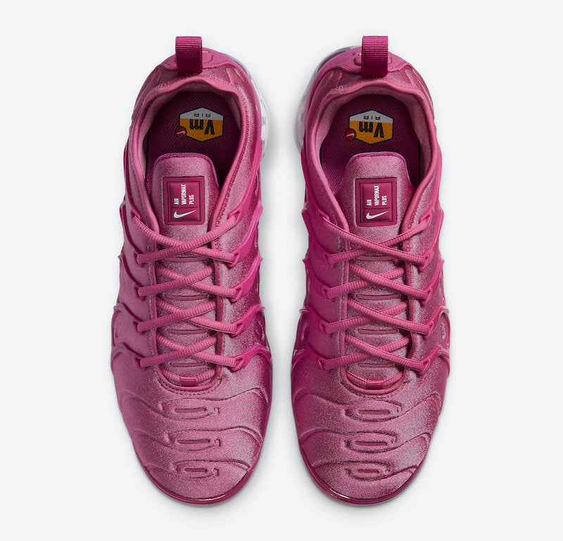 Les Nike Air Vapormax Plus TN Femme incarnent une fusion audacieuse entre l’héritage des baskets TN des années 90 et l’innovation moderne de la technologie Vapormax.