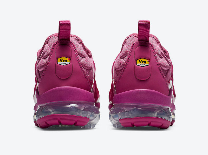 Les Nike Air Vapormax Plus TN Femme incarnent une fusion audacieuse entre l’héritage des baskets TN des années 90 et l’innovation moderne de la technologie Vapormax.