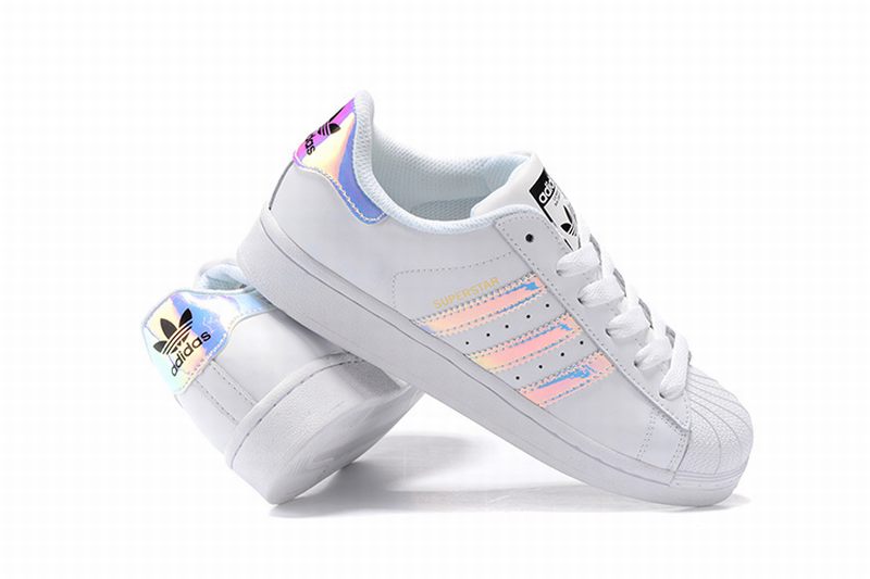Les baskets Adidas Superstar Femme, emblématiques et intemporelles, ont été un symbole de style et de culture depuis leur lancement en 1969.