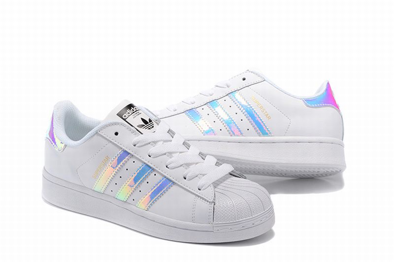 Les baskets Adidas Superstar Femme, emblématiques et intemporelles, ont été un symbole de style et de culture depuis leur lancement en 1969.