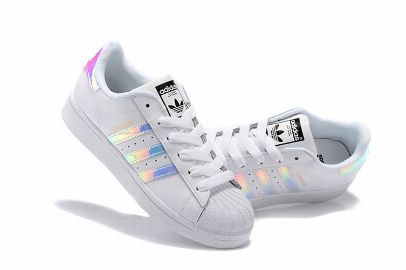 Les baskets Adidas Superstar Femme, emblématiques et intemporelles, ont été un symbole de style et de culture depuis leur lancement en 1969.