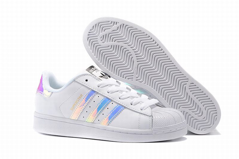 Les baskets Adidas Superstar Femme, emblématiques et intemporelles, ont été un symbole de style et de culture depuis leur lancement en 1969.