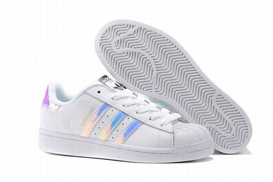 Les baskets Adidas Superstar Femme, emblématiques et intemporelles, ont été un symbole de style et de culture depuis leur lancement en 1969.