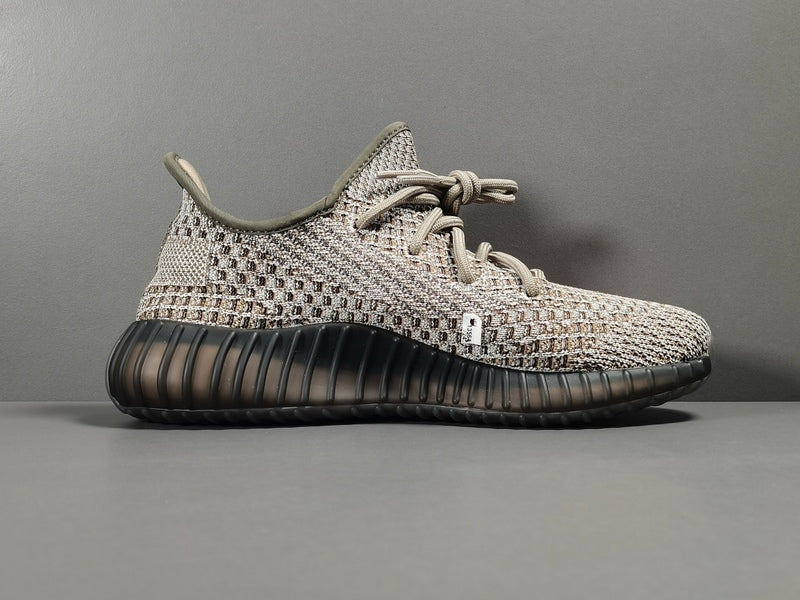 Les  Adidas Yeezy 350 Boost V2 Mono Mist Femme ,  entre Adidas et Kanye West, sont emblématiques pour leur design innovant et leur confort inégalé.