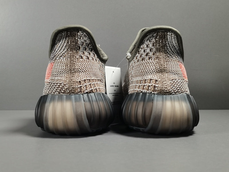 Les  Adidas Yeezy 350 Boost V2 Mono Mist Femme ,  entre Adidas et Kanye West, sont emblématiques pour leur design innovant et leur confort inégalé.