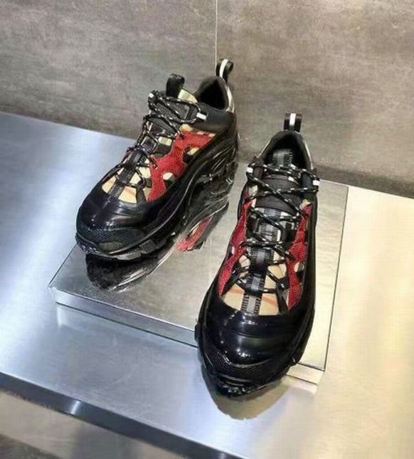 les chaussures Burberry Femme sont un témoignage de l'engagement de Burberry à combiner style et sophistication.
