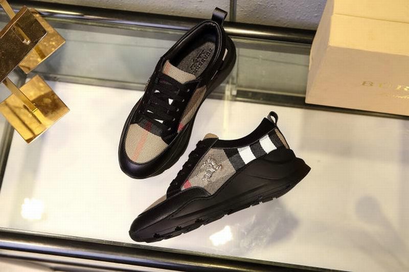 les chaussures Burberry Femme sont un témoignage de l'engagement de Burberry à combiner style et sophistication.