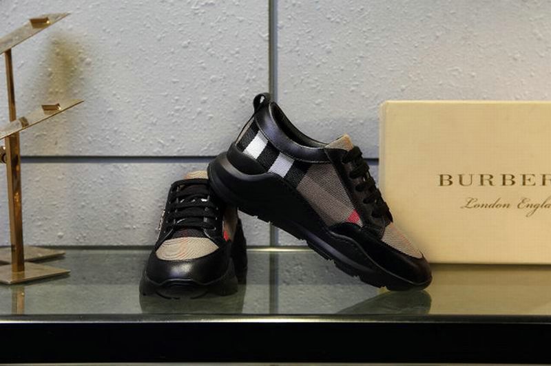 les chaussures Burberry Femme sont un témoignage de l'engagement de Burberry à combiner style et sophistication.