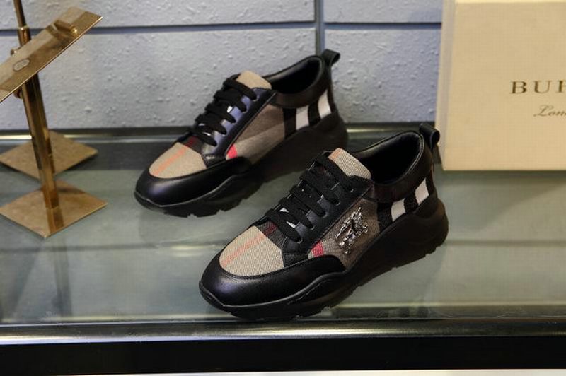 les chaussures Burberry Femme sont un témoignage de l'engagement de Burberry à combiner style et sophistication.