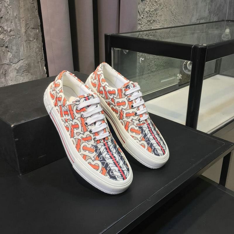les chaussures Burberry Femme sont un témoignage de l'engagement de Burberry à combiner style et sophistication.