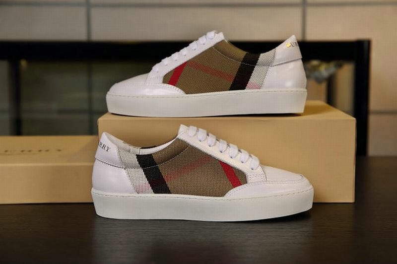 les chaussures Burberry Femme sont un témoignage de l'engagement de Burberry à combiner style et sophistication.