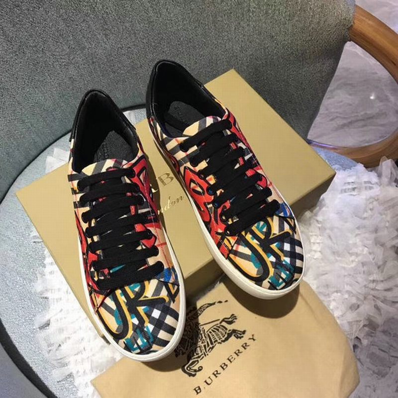les chaussures Burberry Femme sont un témoignage de l'engagement de Burberry à combiner style et sophistication.