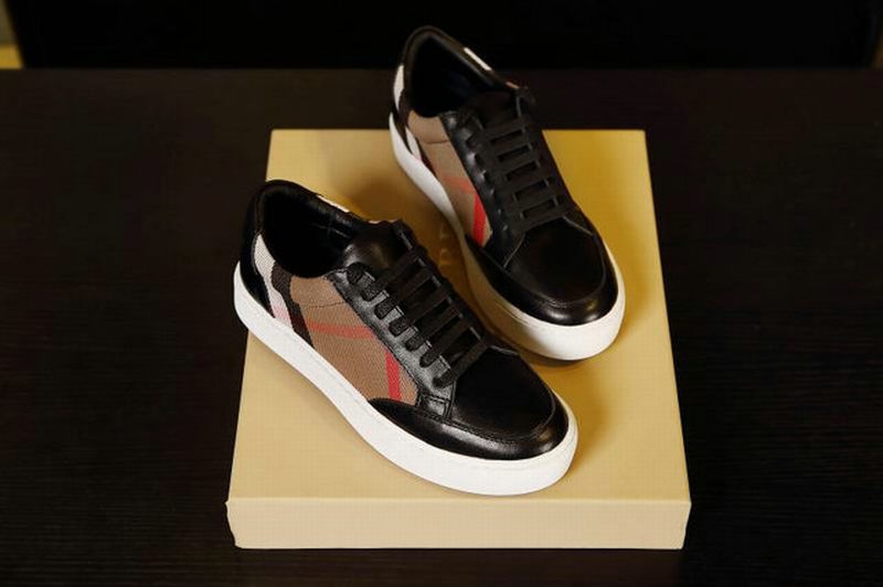 les chaussures Burberry Femme sont un témoignage de l'engagement de Burberry à combiner style et sophistication.