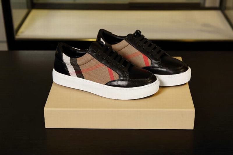 les chaussures Burberry Femme sont un témoignage de l'engagement de Burberry à combiner style et sophistication.
