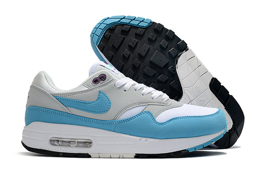 Les baskets Nike Air Max 1 Femme incarnent l’héritage emblématique de la marque Nike, combinant un design intemporel avec des touches modernes.