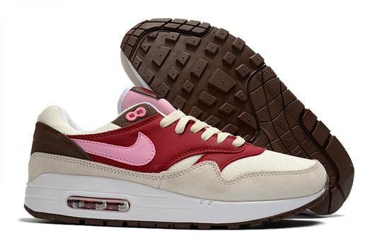 Les baskets Nike Air Max 1 Femme incarnent l’héritage emblématique de la marque Nike, combinant un design intemporel avec des touches modernes.