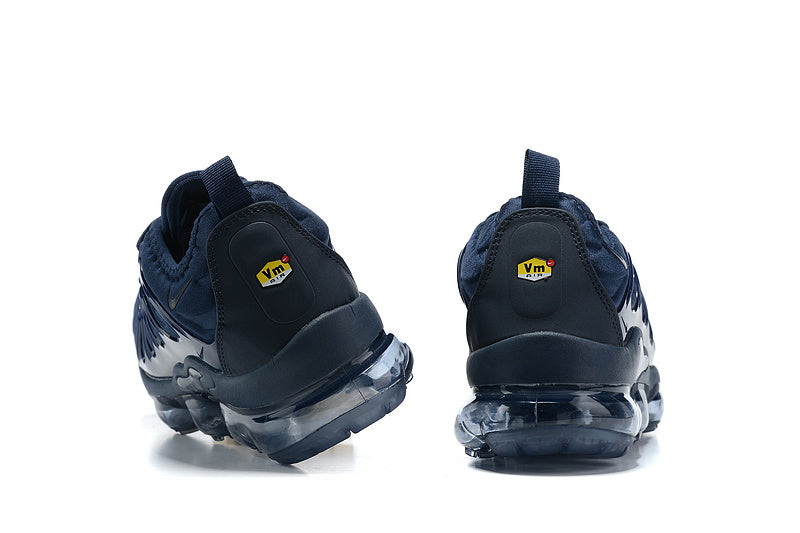 Les Nike Air Vapormax Plus TN Femme incarnent une fusion audacieuse entre l’héritage des baskets TN des années 90 et l’innovation moderne de la technologie Vapormax.