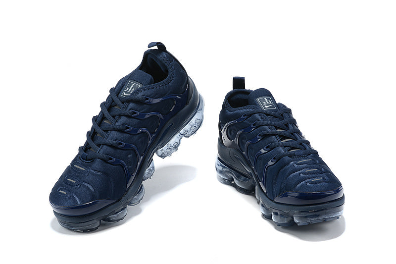 Les Nike Air Vapormax Plus TN Femme incarnent une fusion audacieuse entre l’héritage des baskets TN des années 90 et l’innovation moderne de la technologie Vapormax.