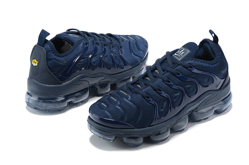 Les Nike Air Vapormax Plus TN Femme incarnent une fusion audacieuse entre l’héritage des baskets TN des années 90 et l’innovation moderne de la technologie Vapormax.