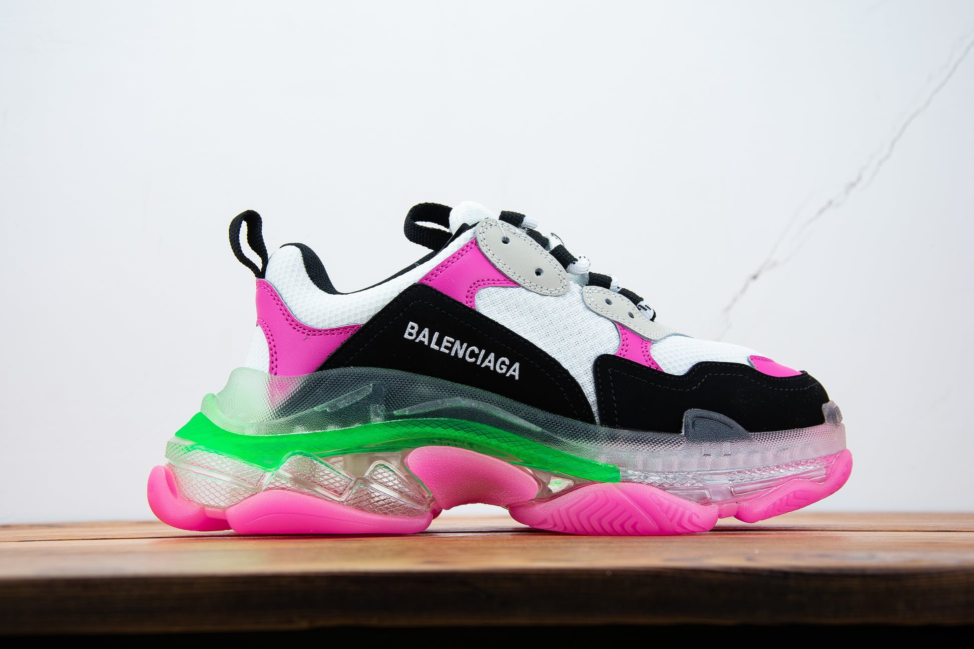 les sneakers Balenciaga Triple S "Beige Green Yellow" Femme sont un témoignage de l'engagement de Balenciaga à combiner style et innovation.