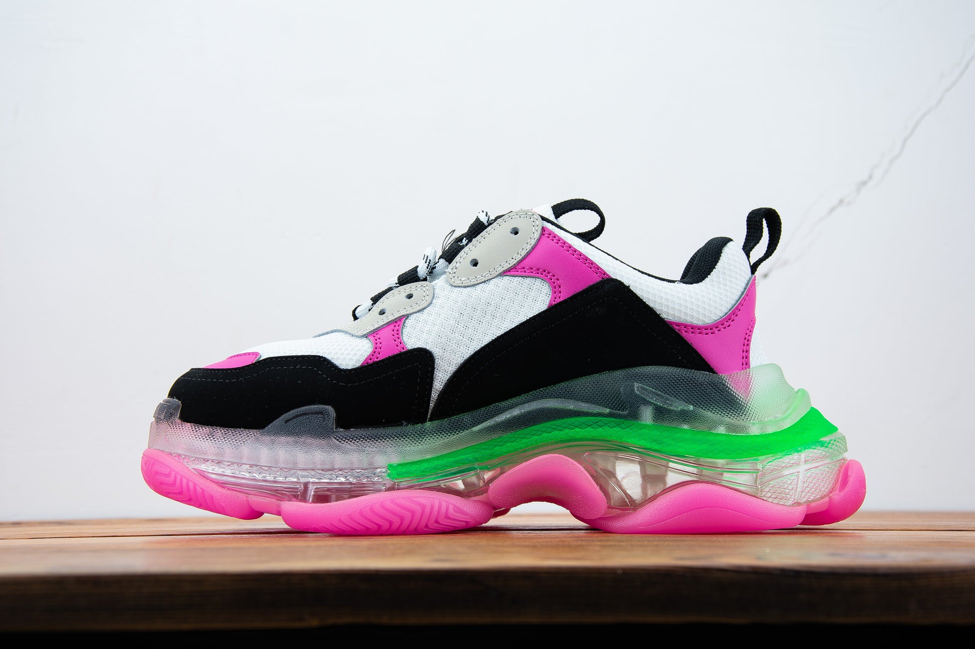 les sneakers Balenciaga Triple S "Beige Green Yellow" Femme sont un témoignage de l'engagement de Balenciaga à combiner style et innovation.