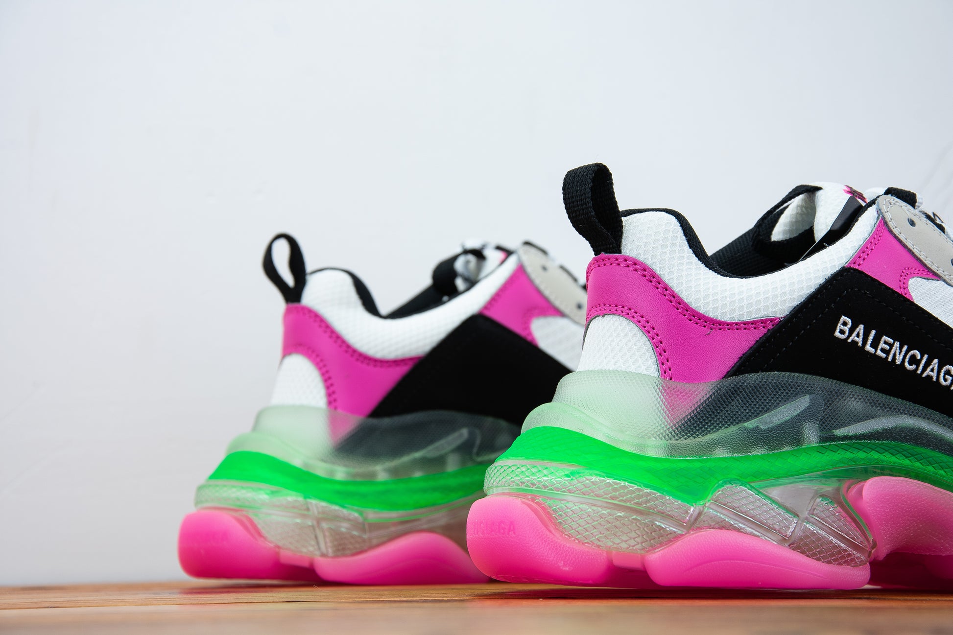 les sneakers Balenciaga Triple S "Beige Green Yellow" Femme sont un témoignage de l'engagement de Balenciaga à combiner style et innovation.