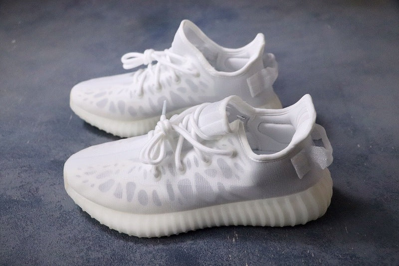 Les  Adidas Yeezy 350 Boost V2 Mono Mist Femme ,  entre Adidas et Kanye West, sont emblématiques pour leur design innovant et leur confort inégalé.