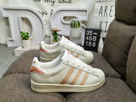 Les baskets Adidas Superstar Femme, emblématiques et intemporelles, ont été un symbole de style et de culture depuis leur lancement en 1969.