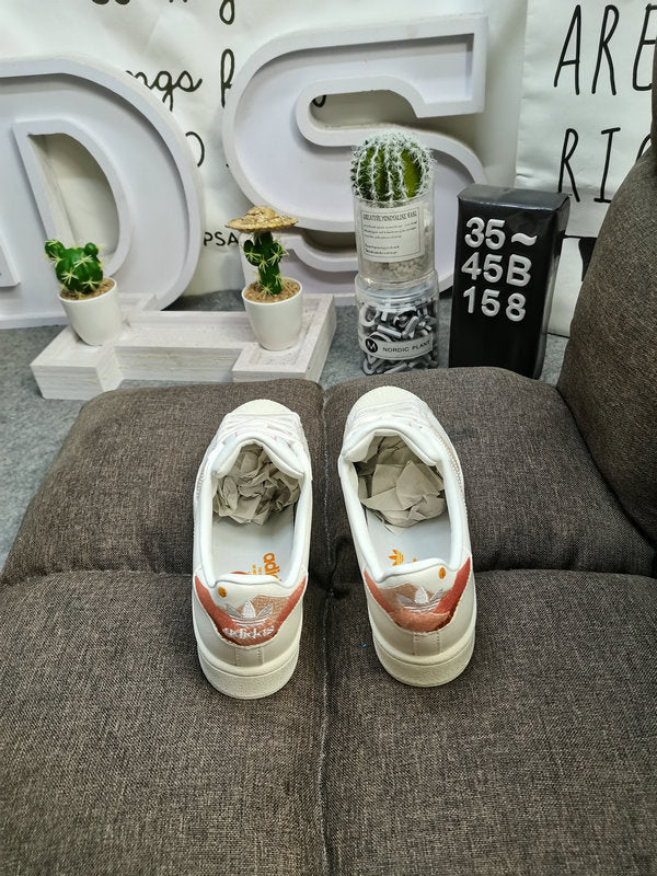 Les baskets Adidas Superstar Femme, emblématiques et intemporelles, ont été un symbole de style et de culture depuis leur lancement en 1969.