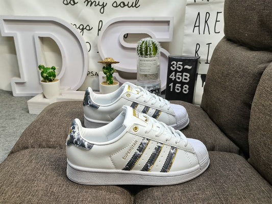 Les baskets Adidas Superstar Femme, emblématiques et intemporelles, ont été un symbole de style et de culture depuis leur lancement en 1969.