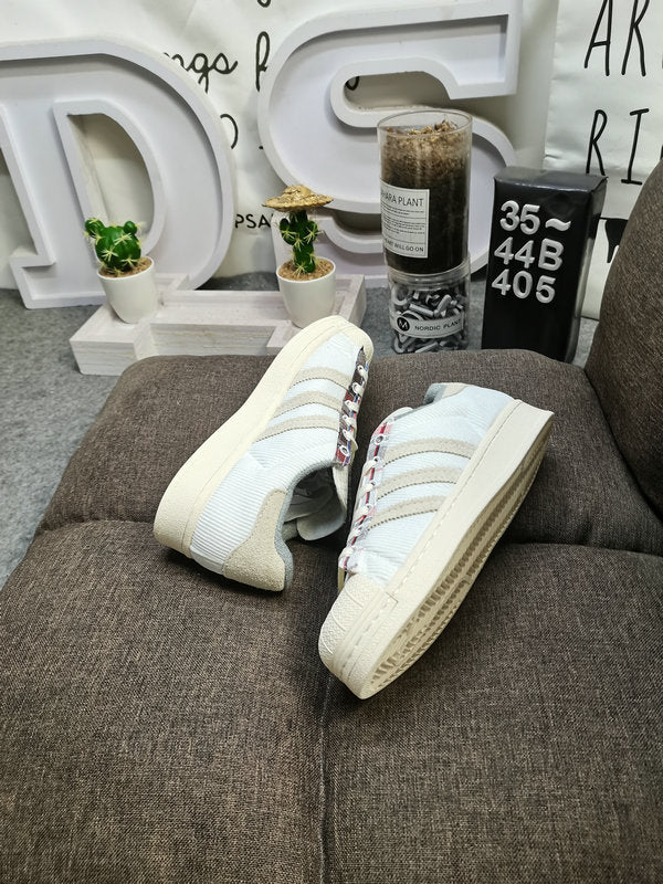 Les baskets Adidas Superstar Femme, emblématiques et intemporelles, ont été un symbole de style et de culture depuis leur lancement en 1969.