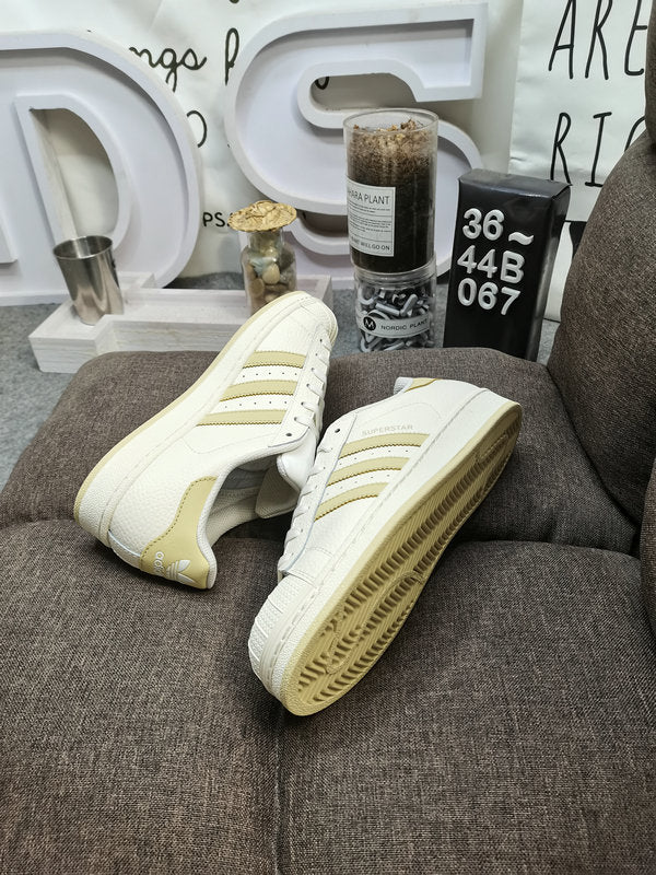Les baskets Adidas Superstar Femme, emblématiques et intemporelles, ont été un symbole de style et de culture depuis leur lancement en 1969.
