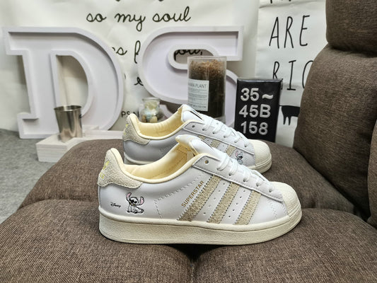 Les baskets Adidas Superstar Femme, emblématiques et intemporelles, ont été un symbole de style et de culture depuis leur lancement en 1969.