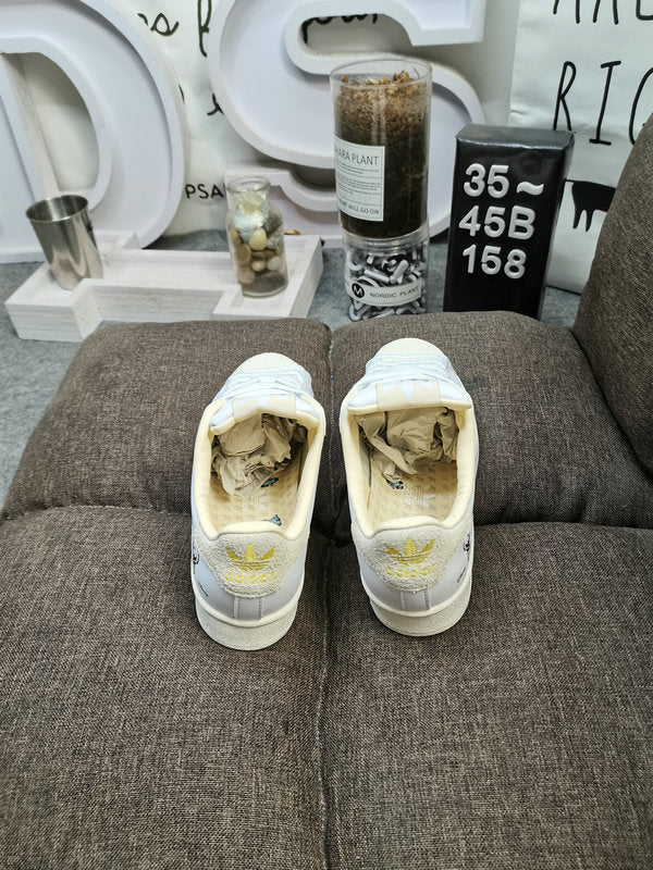 Les baskets Adidas Superstar Femme, emblématiques et intemporelles, ont été un symbole de style et de culture depuis leur lancement en 1969.