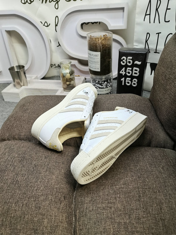 Les baskets Adidas Superstar Femme, emblématiques et intemporelles, ont été un symbole de style et de culture depuis leur lancement en 1969.